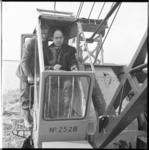 7826 Burgemeester Aschoff van Rozenburg bedient de dragline om de eerste hap grond te verzetten voor de aanleg van ...