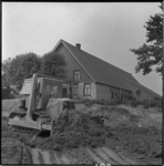 788-1 Bulldozer verwijdert grond voor een boerderij in Botlekgebied.
