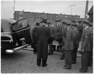 793-1 Begrafenis van vlieger A.H. Löbker, die omkwam bij een vliegtuigongeval op 13-08-1957. Rechts op de achtergrond ...