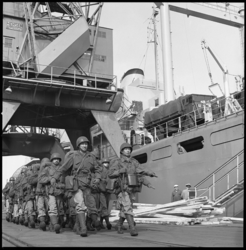 7939-1 In gevechtstenue gestoken mariniers marcheren op de kade van de Merwehaven.