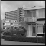 7952-2 Gevarieerde woningbouw in nieuwbouwwijk Zuidwijk met op de achtergrond flat hoek Meyenhage en Oldegaarde.