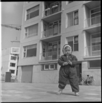 7966-2 Jonge bewoner in de nieuwbouwwijk Zalmplaat waar flats gebouwd zijn volgens het Dura-Coignetsysteem. (Coignet ...