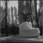 7981 Onthulling van het 14 mei-monument 'De Treurende Vrouw met Duif', op de gemeentelijke begraafplaats Crooswijk door ...