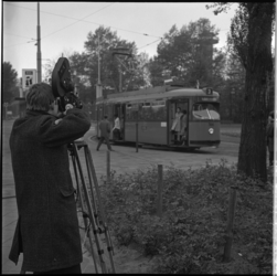 7998 Cameraman filmt tramvoertuig 366,op de hoek van Bentincklaan en Van Aerssenlaan.