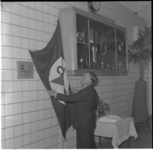 8 Mr. P.H. Valentgoed, directeur-generaal van de Arbeid, heeft in de Caltex-kantine in Pernis een plaquette onthuld, ...