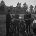 8002 Vaardigheidstest autorijden door Italiaanse politieagenten op koolasterrein naast het Feijenoord-stadion.