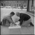 8016 Campagne Centrum-Bezemschoon voor het gebruik van papiermanden op het Stadhuisplein.