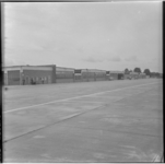 802-1 Een vijftal hangars op vliegveld Zestienhoven.