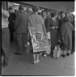 805-3 Dames in de hal van het Centraal Station; één van hen draagt de 'Wereld Bedevaart 1967'-poster op haar rug.