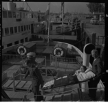 806-1 Twee mannen dragen een dame op een brancard aan boord van Spidoboot 'Erasmus' aan het Willemsplein.