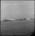 8062-1 Overzicht van zwaar beschadigde tanker 'Rona Star' na ontploffing en brand op scheepswerf Verolme Rozenburg in ...