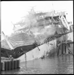 8062-2 Foto achterschip van zwaar beschadigde tanker 'Rona Star' na ontploffing en brand op scheepswerf Verolme ...