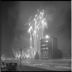 8085 Vuurwerkshow op Heliportterrein. Op de voorgrond kantoor van de Rotterdamsche Bank; foto gemaakt vanaf Pompenburg. ...