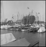 8117 Rij afgemeerde schepen in jachthaven 'De Bommeer' aan de Vlaardingervaart in Vlaardingen.