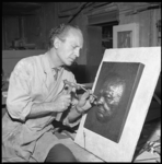 8166 Kopersmid Adrianus Willem Uithol, (Aad) werkt aan koperen portret van Winston Churchill.