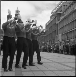 8184-2 Groepje Ahoy'-musici met blaasinstrumenten tijdens lunchconcert van Tamboer- en trompetterkorps Ahoy' op het ...