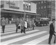 821-1 Voetgangers op een met knipperbol beveiligde oversteekplaats (zebra) in de Aert van Nesstraat-Lijnbaan, ter ...