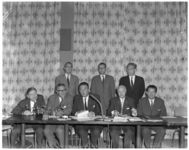 8272 Dagelijks bestuur Rijnmondraad, Raad van het Openbaar Lichaam Rijnmond met middenin voorzitter mr.V.G.M. Marijnen, ...