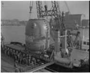 8280 Overzetten bij NV Rotterdamse Stuwadoors Maatschappij (Furness) aan de Maashaven van een atoomreactor, bestemd ...