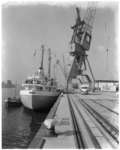 8284 Het eerste schip in de Beatrixhaven. de Duitse coaster 'Hermann Hans', aan de kade bij Quick Dispatch.