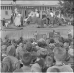 83-1 Optreden van kindercircus Elleboog in de Blijvenburgstraat te Overschie.