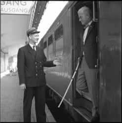 8301 Aankomst van blinde reiziger op Centraal Station, die bij het uit de trein stappen assistente krijgt aangeboden ...