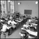 8333 Overzicht van een klaslokaal met leerlingen en onderwijsgevende in de Dr J.Th. de Visserschool.