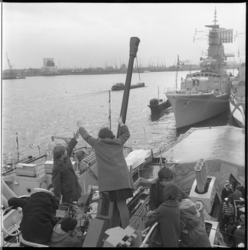 8388 Kinderen bezoeken Engels marineschip HMS F126 Plymouth aan de Parkkade.