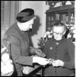 8414 Jarige Johanna Elselina van Wingaarden-van Brummelen (100 jaar) kreeg 21-12-1965 bezoek van loco-burgemeester mr. ...