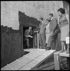 8434-2 Burgemeester W. Thomassen stapt uit een tunnelachtige constructie tijdens het officieel bezoek van ...