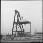 8453 Opbouw van een container-brugkraan voor 'Sea-Land' op het terrein van 'Quick Dispatch' aan de Prinses Beatrixhaven.