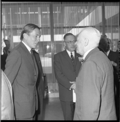 8454-3 Prins Claus ontmoet tijdens het Congres van de Vereniging van Nederlandse Gemeenten in De Doelen ...