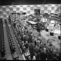8459-2 Nieuw concertgebouw en congrescentrum 'De Doelen' opengesteld voor publiek; drukte in de Grote Zaal.