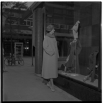 847-2 Mannequin staat voor een étalage in de Lijnbaan en draagt winterkleding van Meddens.