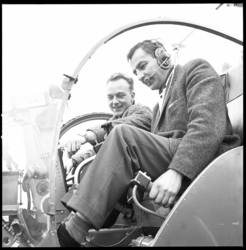 8514 J.C. Menge (links) en J.P.V. van Vonderen (rechts) klaar voor een inspectievlucht.