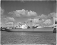 854 Het motorschip 'Algol', afgemeerd in de Parkhaven, wordt overgedragen aan Van Nievelt, Goudriaan en Co.'s ...