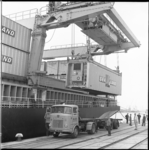 8609 Lossen van het containerschip ms. Fairland van Sea-land aan de Prinses Beatrixhaven bij Quick Dispatch, met de ...