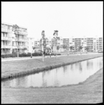 8633 Nieuwbouwwijk Het Lage Land in de Prins Alexanderpolder. Enige woningen aan de Keldermansstraat, achterin de flats ...