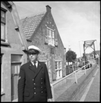 8637-2 Brugwachter W.S. Meeuwsen van de Hoge Brug in Overschie op de Overschieseweg voor het brugwachtershuis.