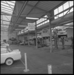 8643-4 Monteurs bezig met personenauto's in de autowerkplaats van DAF Schuttevaerweg.