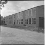 865-1 Exterieur van schoolgebouw aan de Larikslaan.