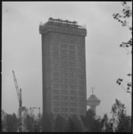8662 Exterieur van een betontoren tijdens de bouw Medische Faculteit aan de Westzeedijk door bouwbedrijf J.P. van Eesteren.