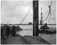 868-1 P. Kuyper, directeur van Phs. van Ommeren, slaat aan de 3de Petroleumhaven de eerste paal voor vier zeesteigers ...