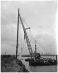868-2 Hei-installatie op ponton slaat aan de 3de Petroleumhaven, op grens van land en water, een paal voor de aanleg ...