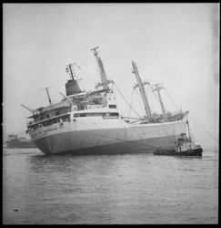 8690 Franse schip Ville de Bordeaux ligt scheefgezakt in het water na een aanvaring met het Duitse schip Treuenfels ...