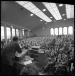 8691-1 Bijeenkomst met teach-in in de aula van de Nederlandse Economische Hogeschool aan de Pieter de Hoochweg.