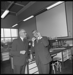 8691-2 Oud-burgemeester G.E. van Walsum en burgemeester W. Thomassen in een praktijklokaal van de Medische Faculteit ...