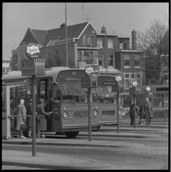 8751 Busstation aan de Rochussenstraat/Jongkindstraat, achter poitiebureau Eendrachtsplein, met bus 62 naar Hoogvliet.