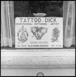 8755-2 Winkeletalage en naambord van Tattoo Dick aan de Sumatraweg 18b op Katendrecht.