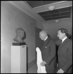 8766 Karel Paul van der Mandele onthult zijn borstbeeld in de Nederlandse Economische Hogeschool; rechts R. Burgert, ...